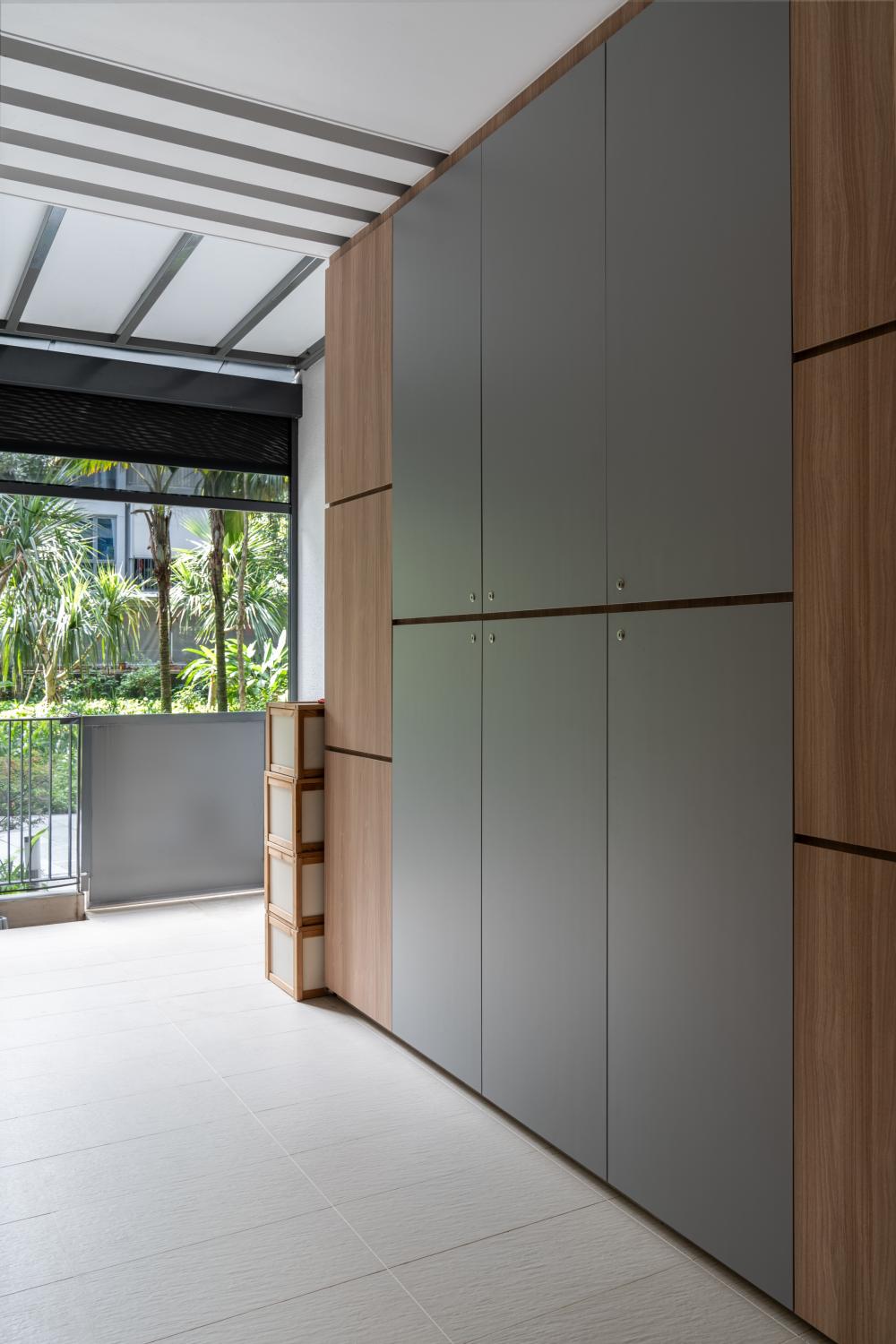 Modern Courtyard with Homogeneous Tiles and Awning