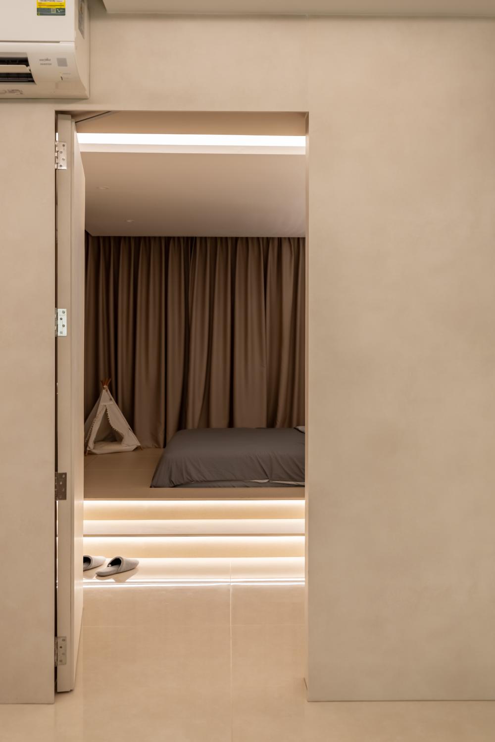 Contemporary Living Room with Platform Bed and Homogeneous Tiles