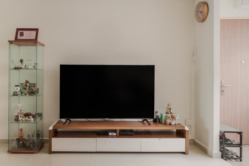 Scandinavian Living Room with Homogeneous Tiles and TV Console