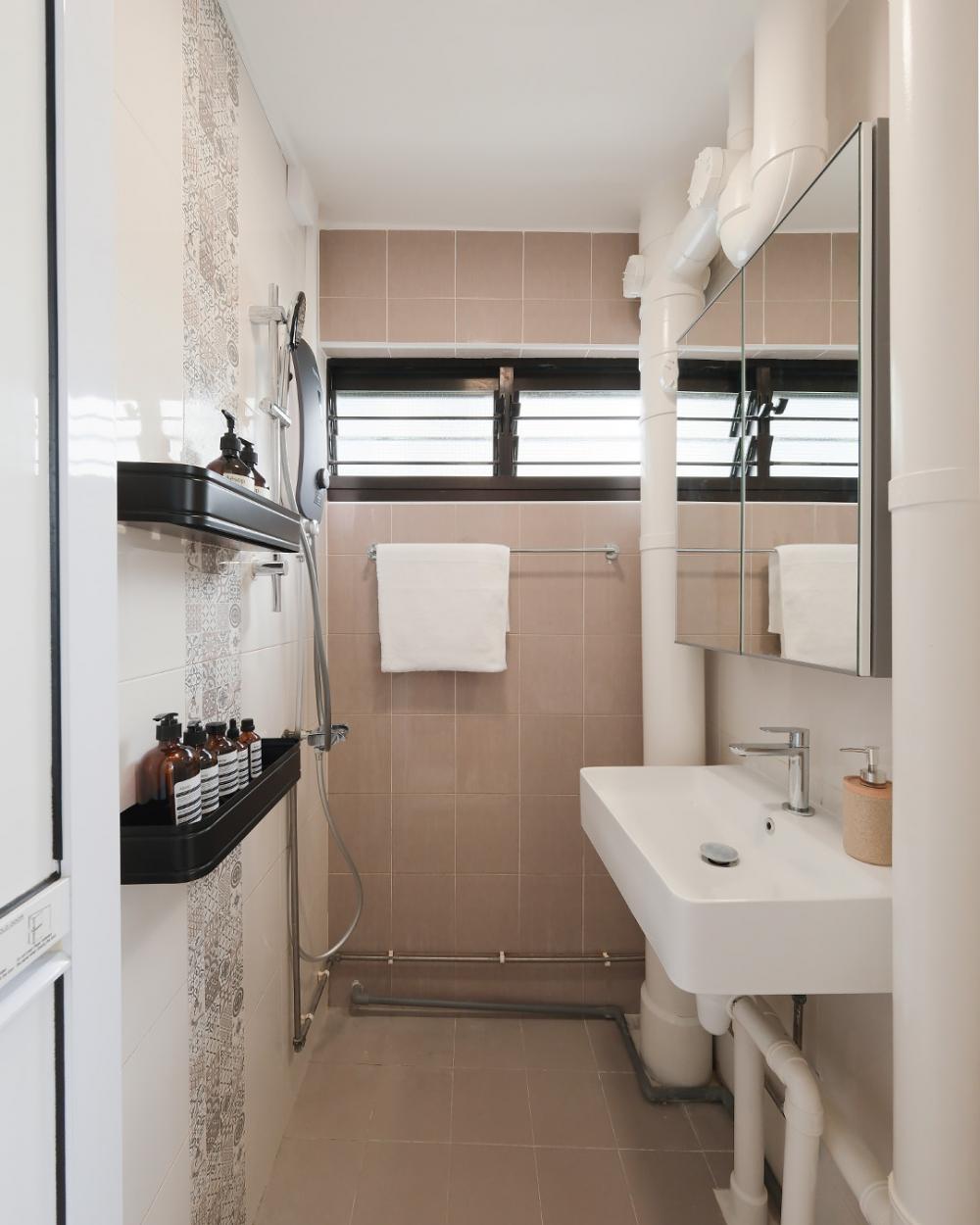 Scandinavian Bathroom with Vinyl Flooring and Cement Floor