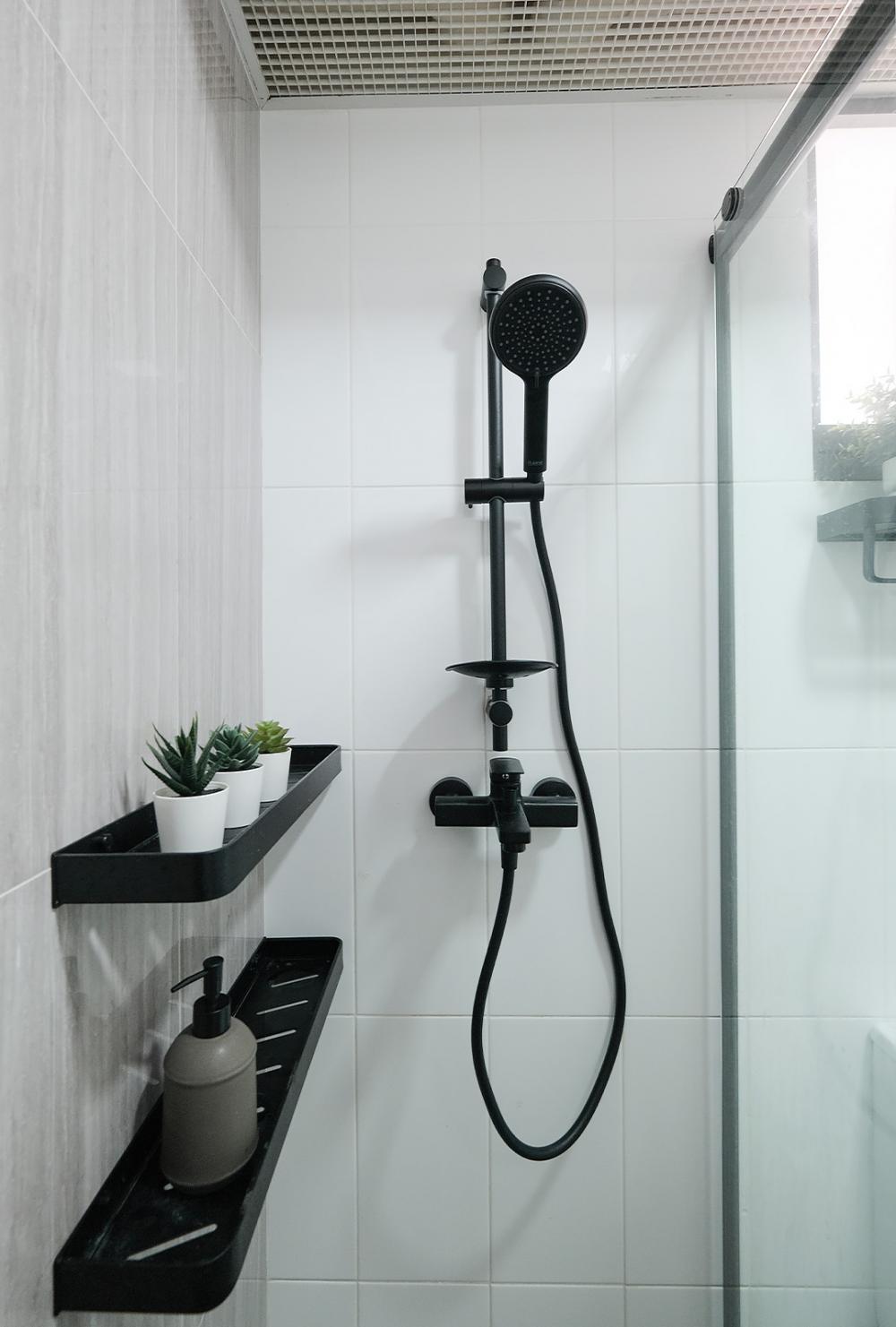 Scandinavian Bathroom with Mirror and Bathtub