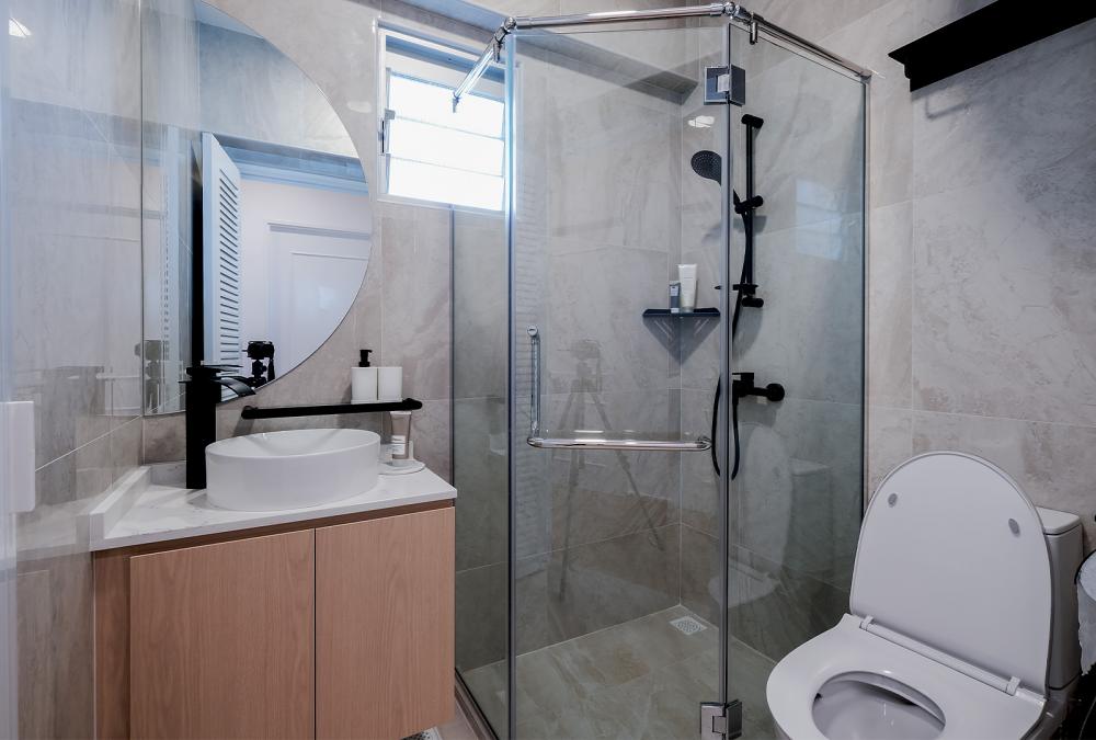 Minimalist Bathroom with Mirror and Bathtub