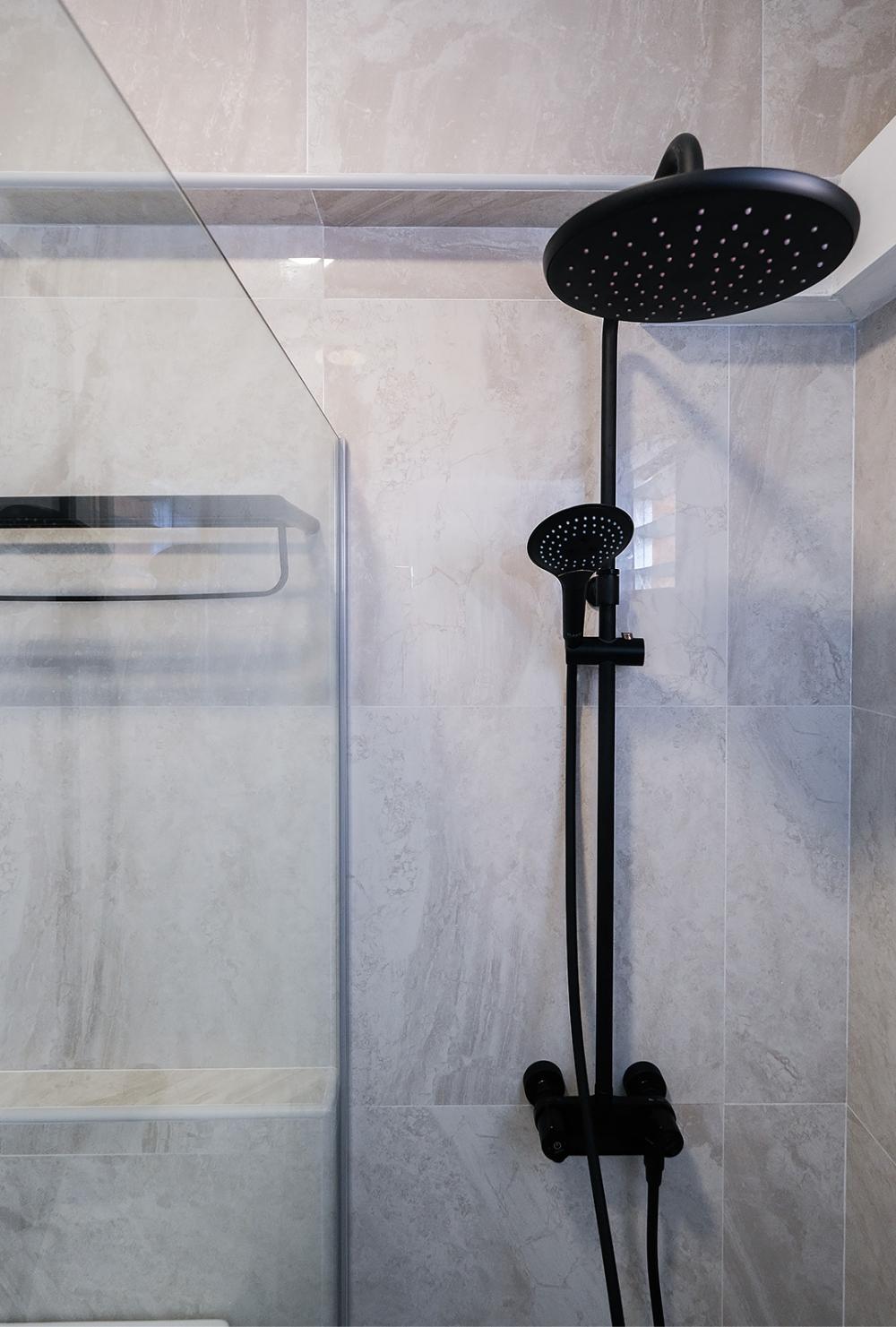 Minimalist Bathroom with Mirror and Bathtub