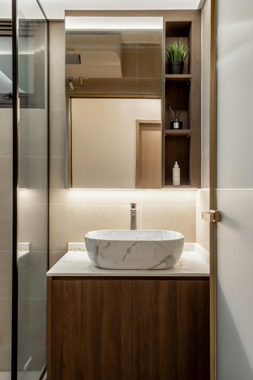 Modern Bathroom with Countertop and Mirror