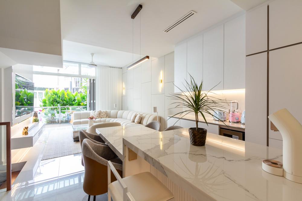 Modern Dining Room with Dining Table and Dining Chairs