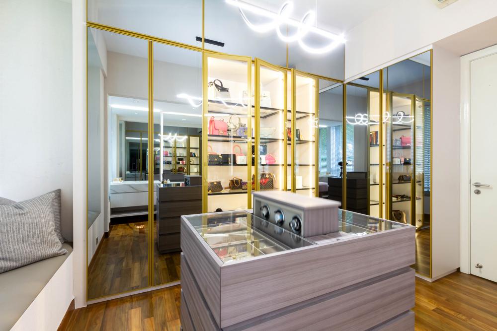 Modern Walk-in Wardrobe with Mirror and Wardrobe