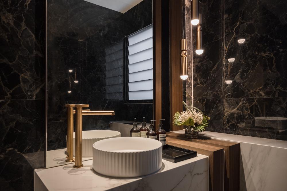 Contemporary Bathroom with Vinyl Flooring and Homogeneous Tiles