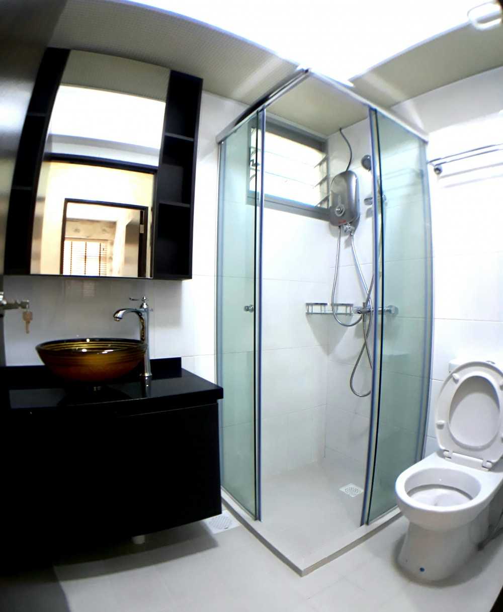 Contemporary Bathroom with Countertop and Homogeneous Tiles
