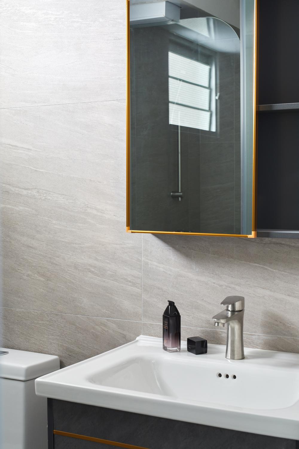 Modern Bathroom with Countertop and Homogeneous Tiles