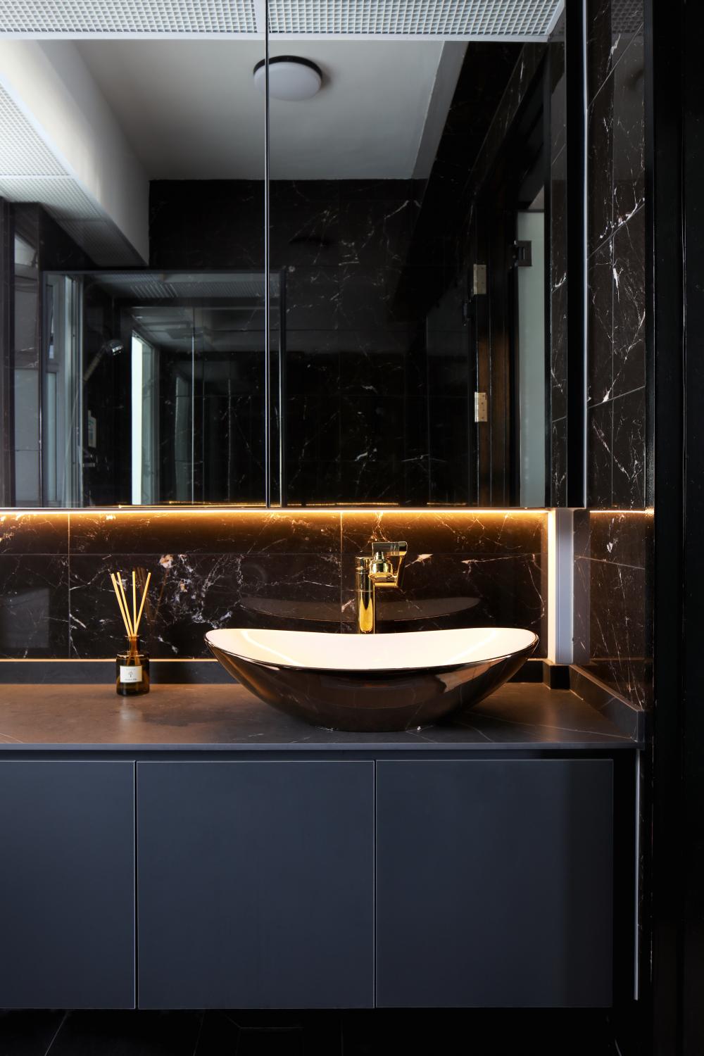 Modern Bathroom with Countertop and Homogeneous Tiles