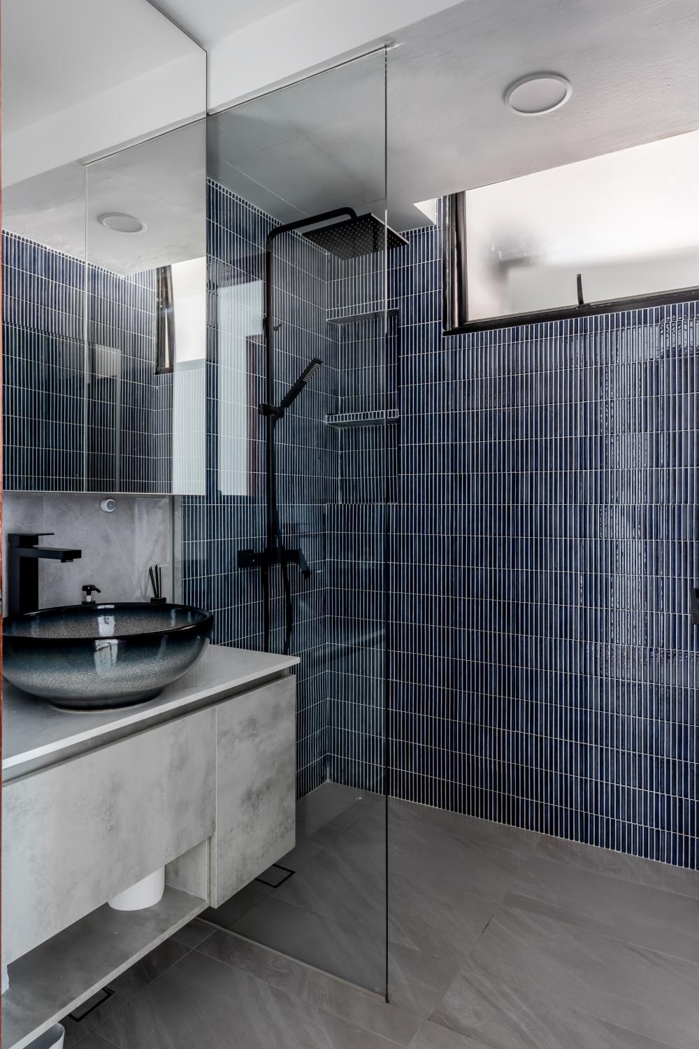 Modern Bathroom with Countertop and Mirror