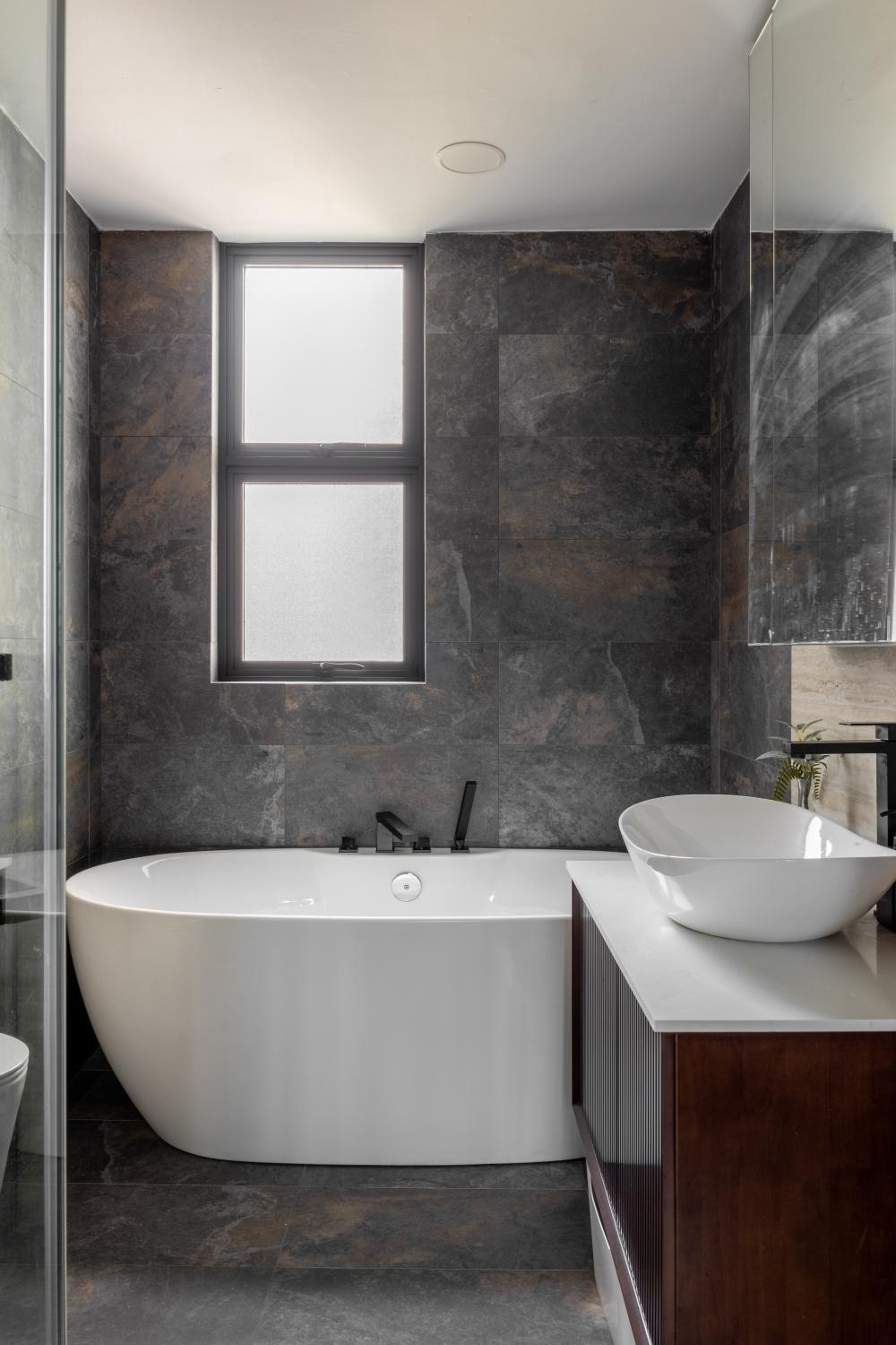 Modern Bathroom with Countertop and Mirror