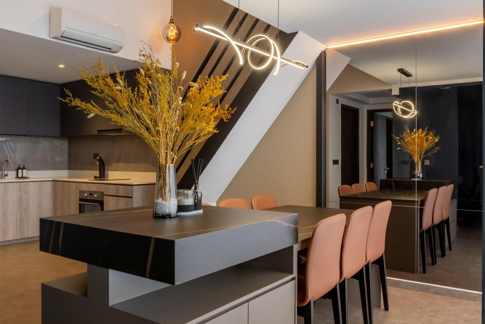Modern Dining Room with Countertop and Mirror