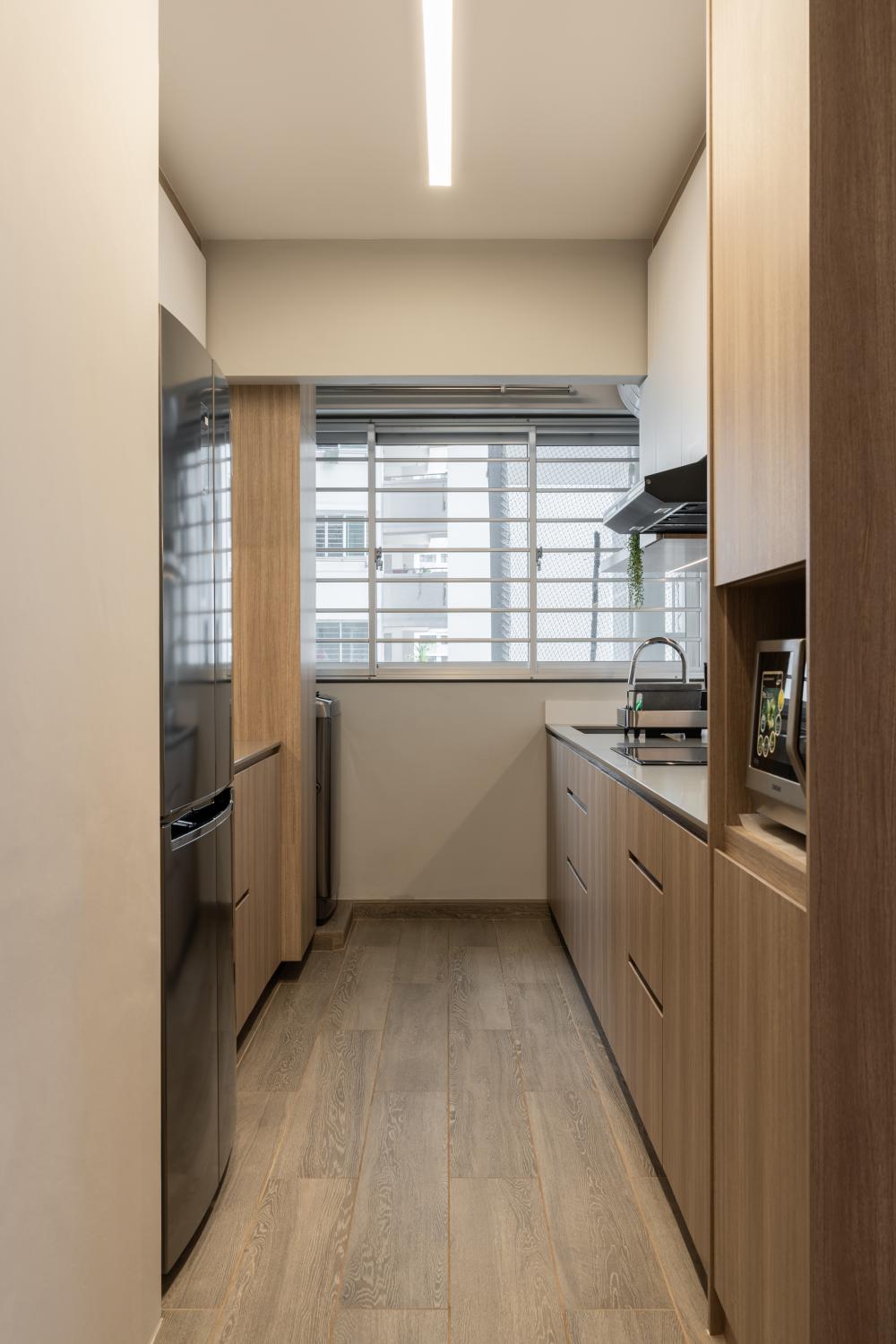 Modern Kitchen with Wood Flooring and Kitchen Accessories