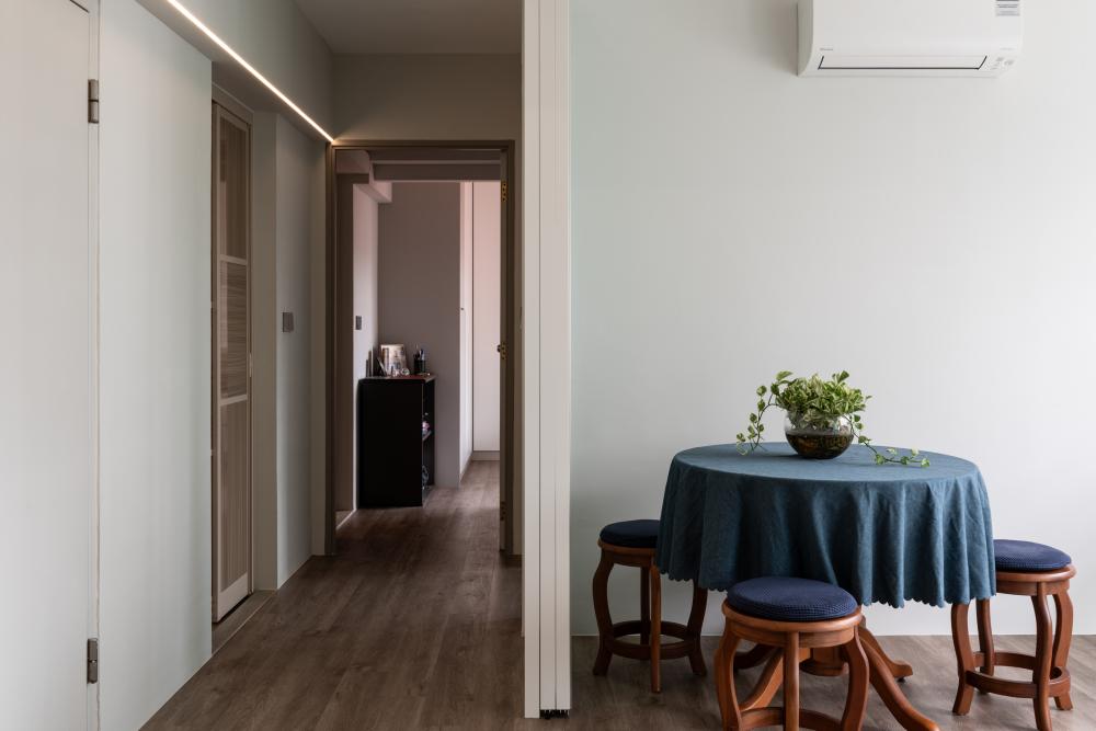 Modern Dining Room with Cove Lighting and Dining Table