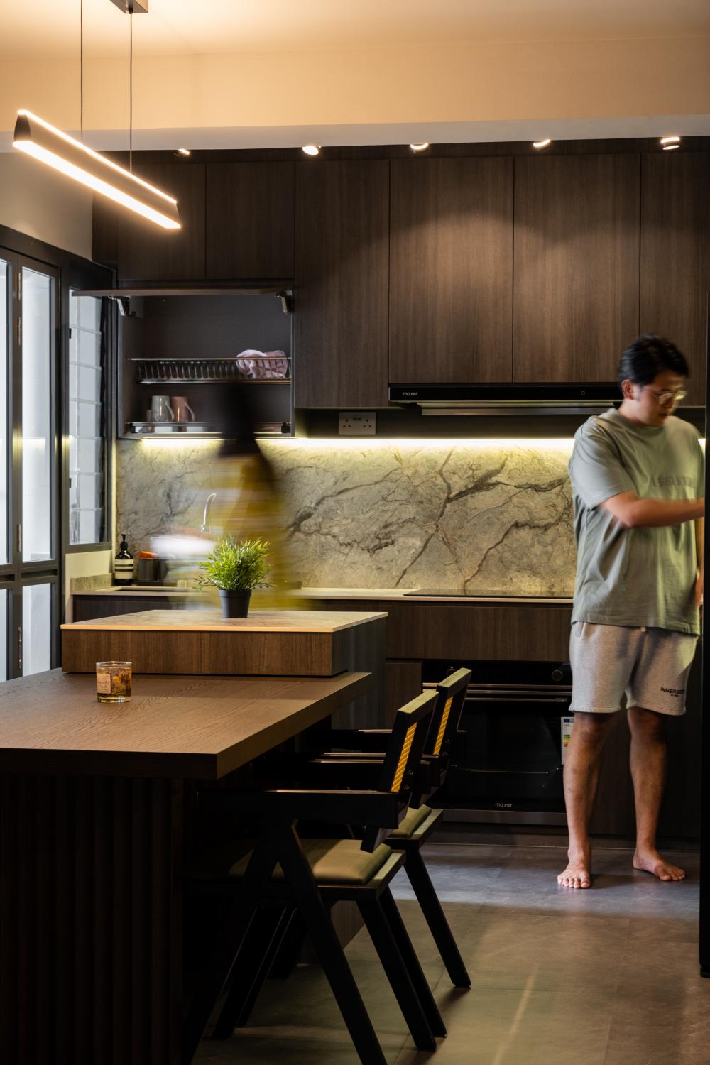 Contemporary Kitchen with Homogeneous Tiles and Herringbone Tiling