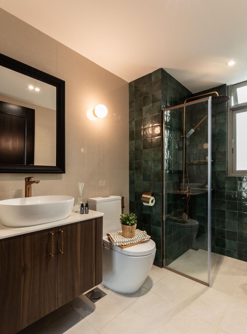 Modern Bathroom with Mirror and Rainshower