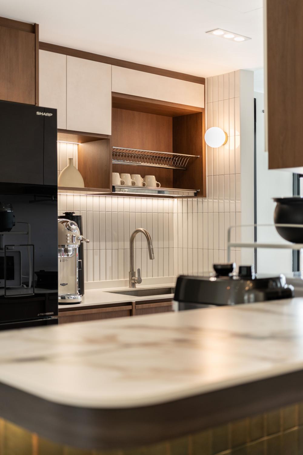 Modern Kitchen with Open Kitchen and Kitchen Accessories