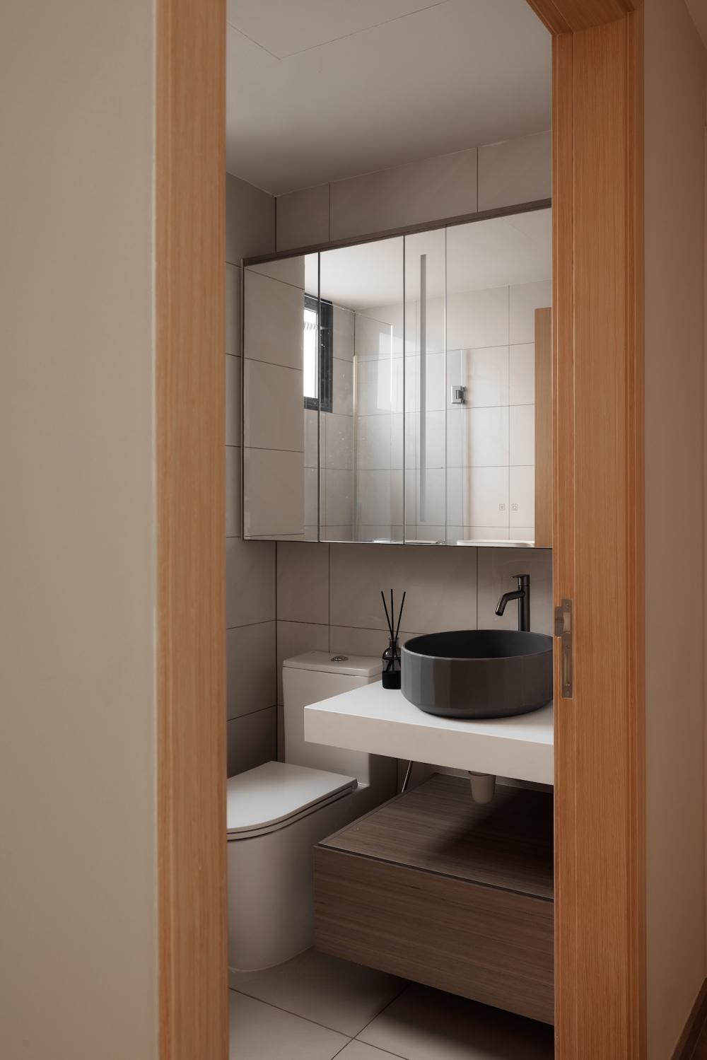 Modern Bathroom with Countertop and Mirror