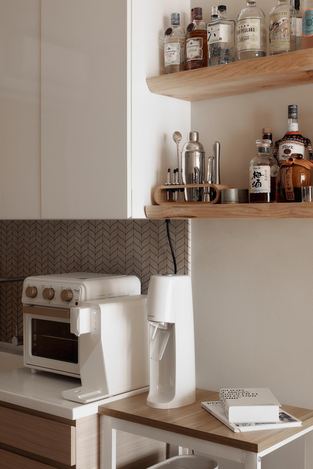 Modern Kitchen with Feature Wall and Open Kitchen