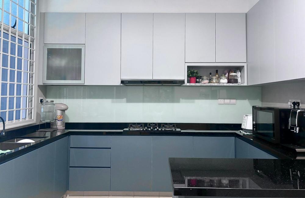 Contemporary Kitchen with Countertop and Breakfast Counter