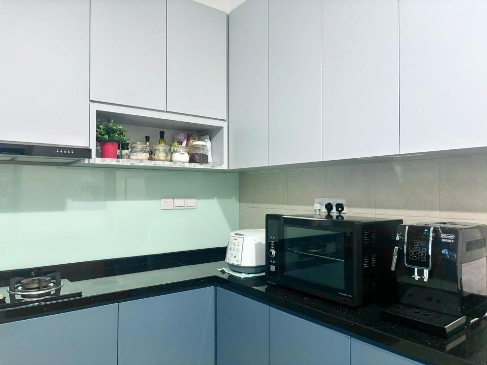 Contemporary Kitchen with Countertop and Kitchen Backsplash