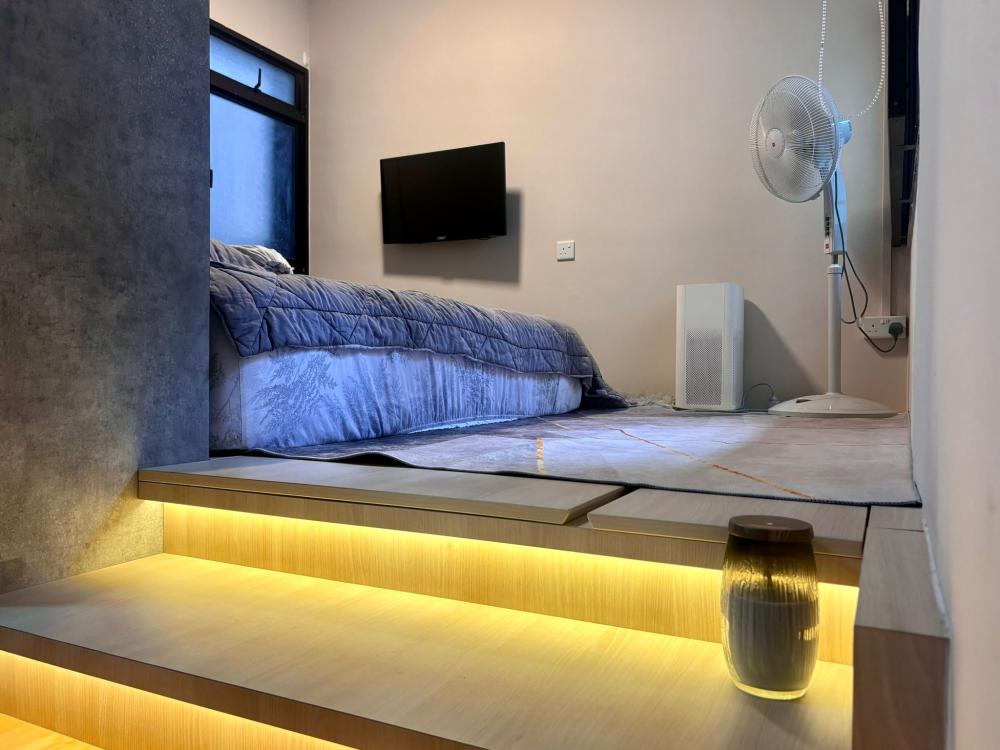 Asian Bedroom with Platform Bed and Vinyl Flooring