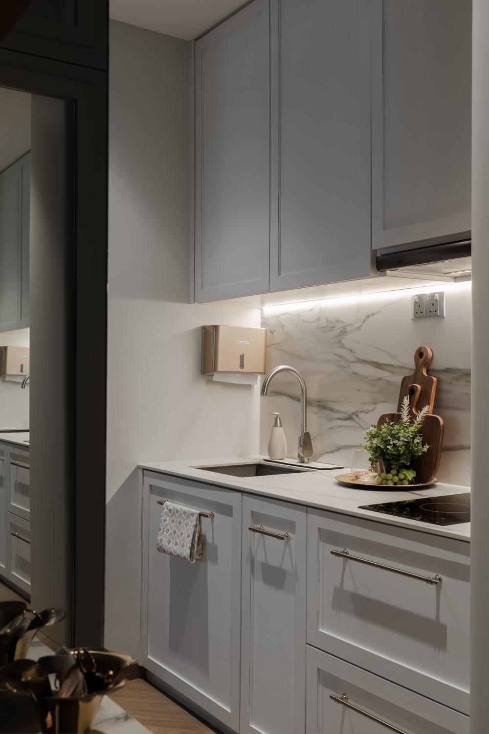 Modern Kitchen with Vinyl Flooring and Kitchen Accessories