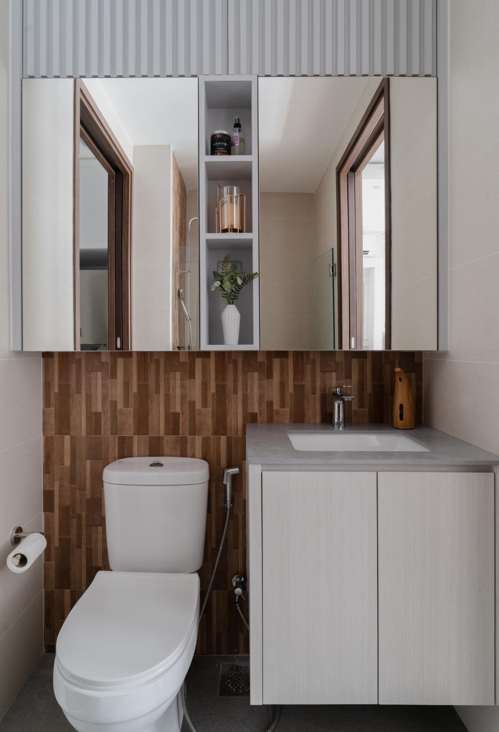 Modern Bathroom with Mirror and Rainshower