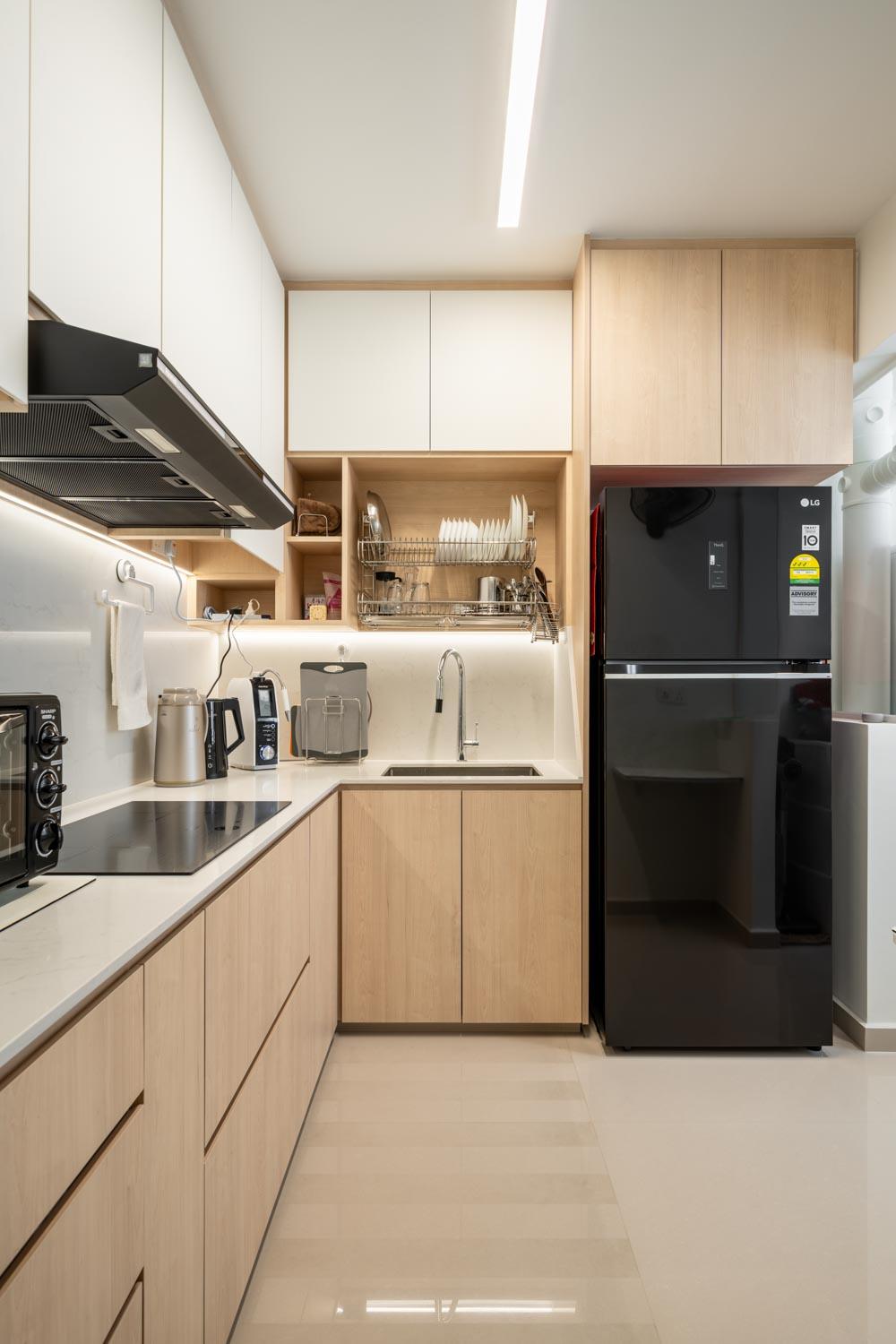 Contemporary Kitchen with Homogeneous Tiles and Breakfast Counter