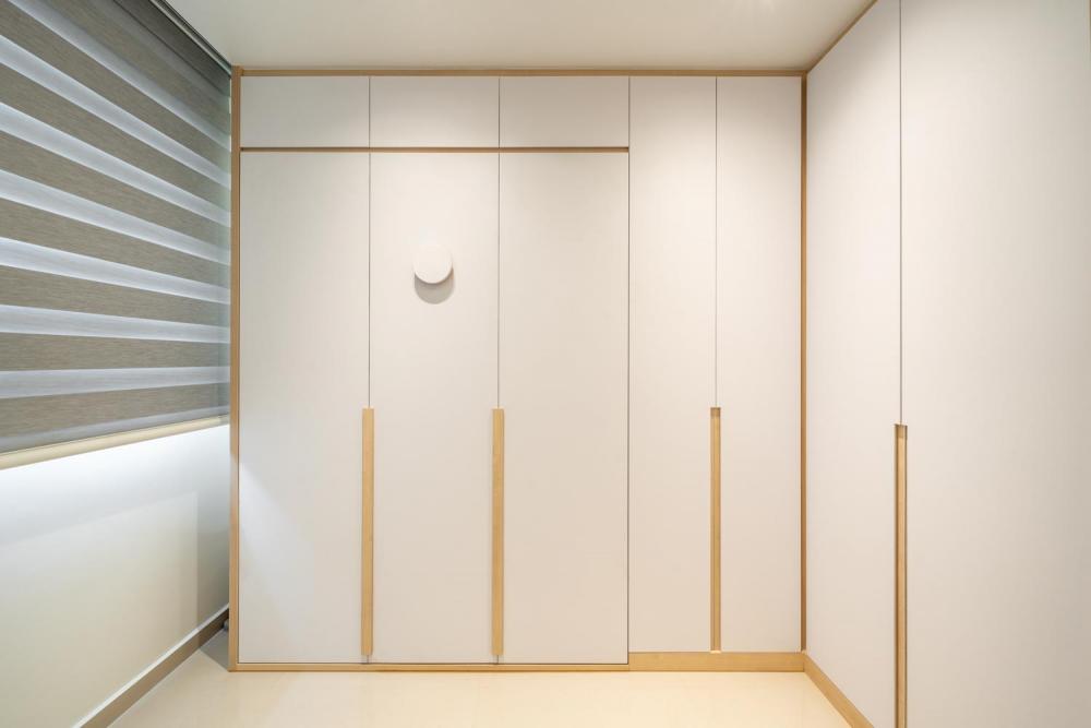 Contemporary Bedroom with Homogeneous Tiles and Wardrobe