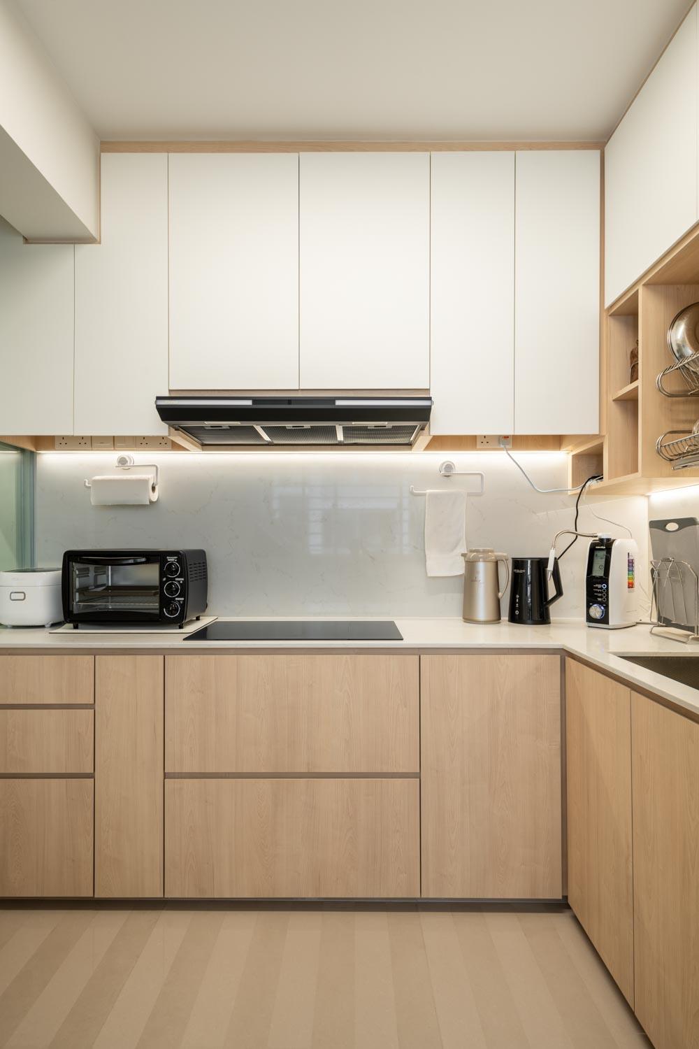 Contemporary Kitchen with Herringbone Tiling and Open Kitchen