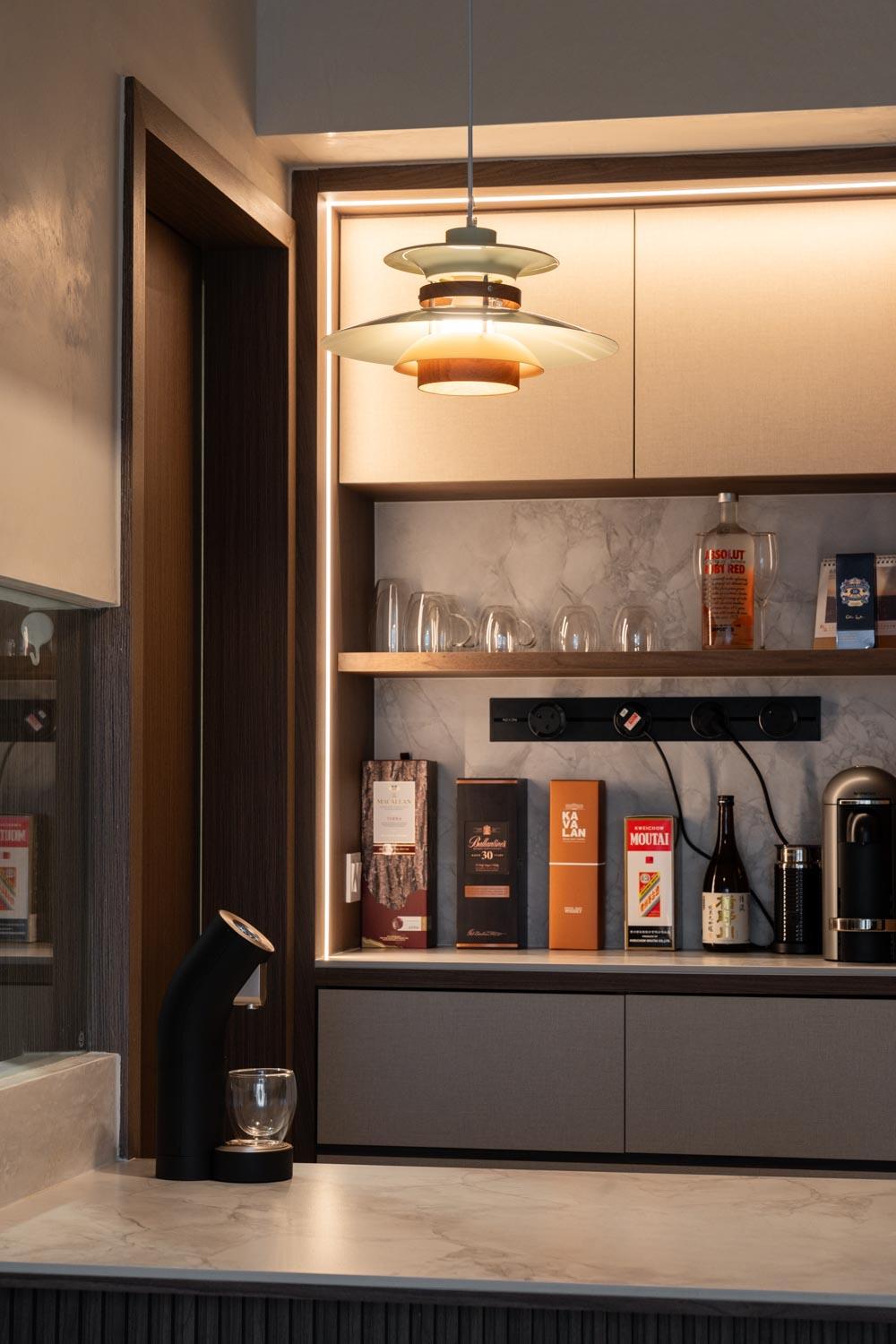 Contemporary Home Bar with Countertop and Bar Counter