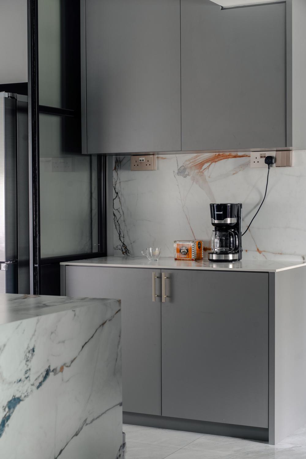 Contemporary Kitchen with Countertop and Breakfast Counter