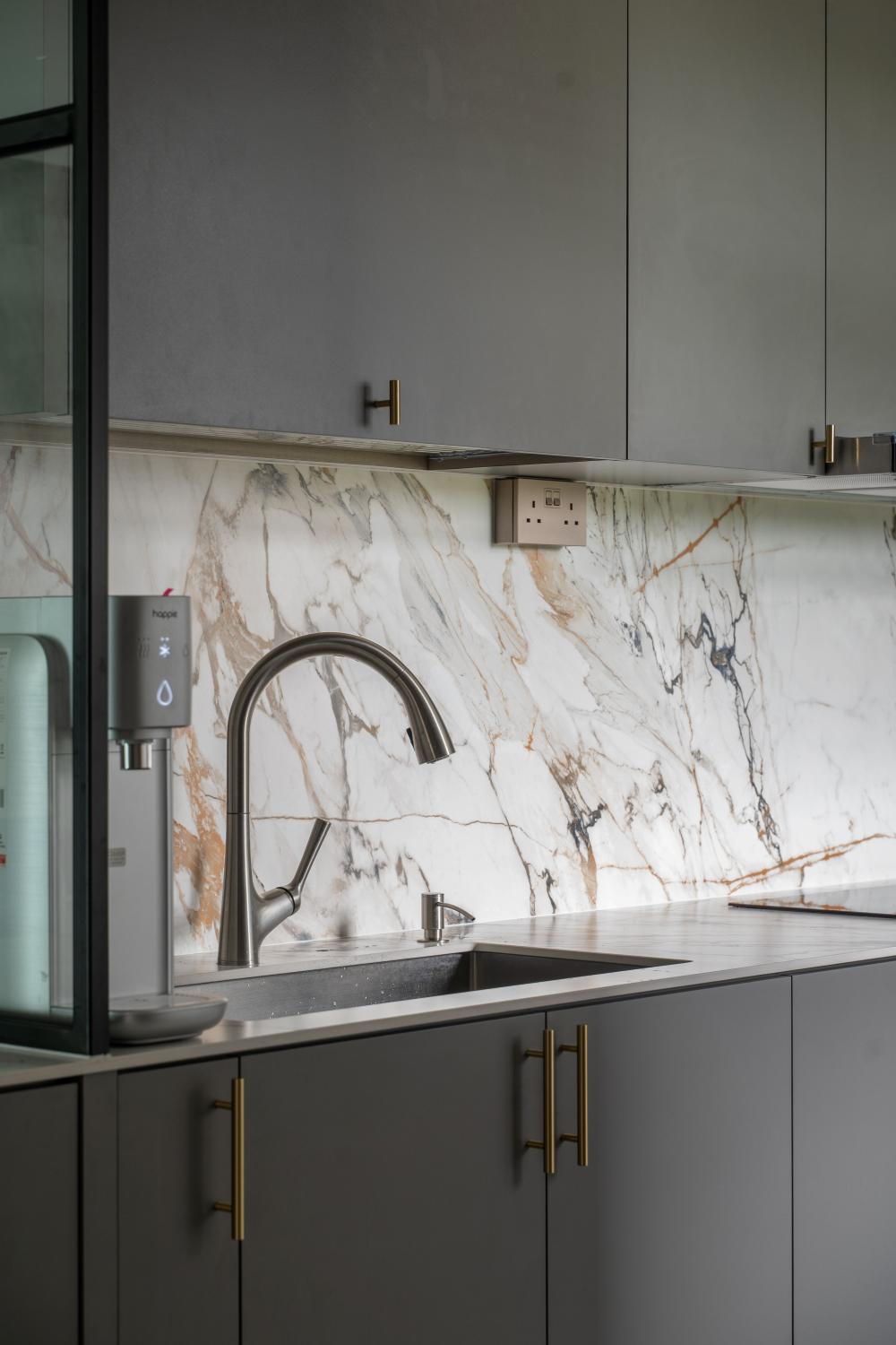 Contemporary Kitchen with Open Kitchen and Kitchen Accessories