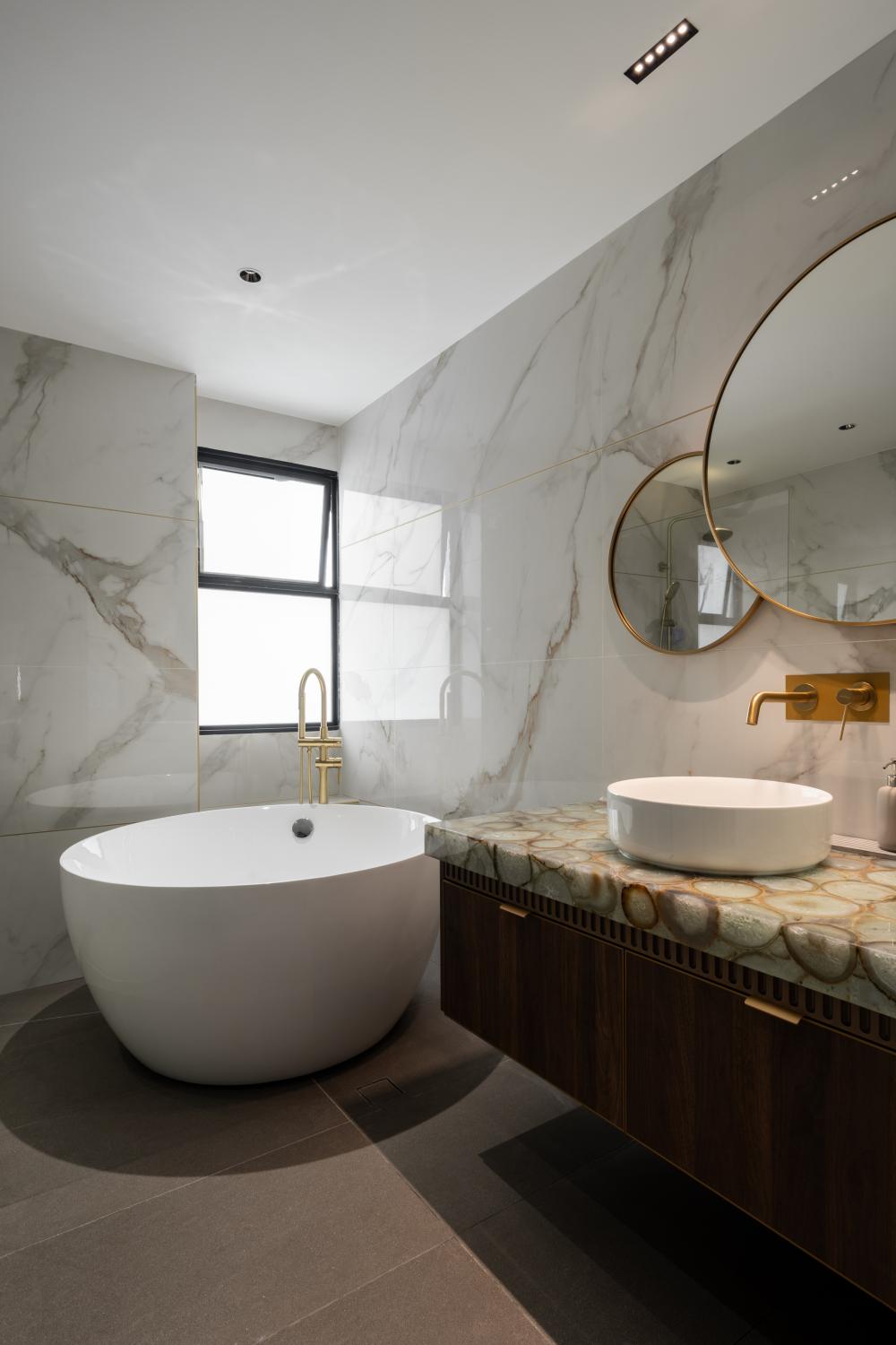 Modern Bathroom with Countertop and Mirror