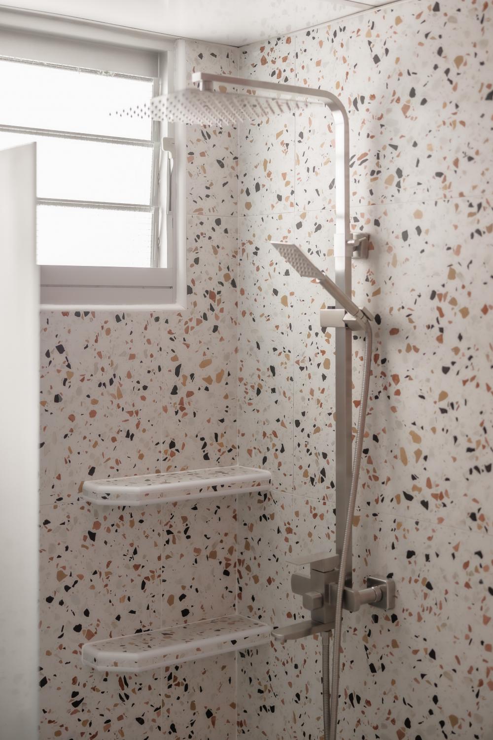 Modern Bathroom with Homogeneous Tiles and Shower Screen