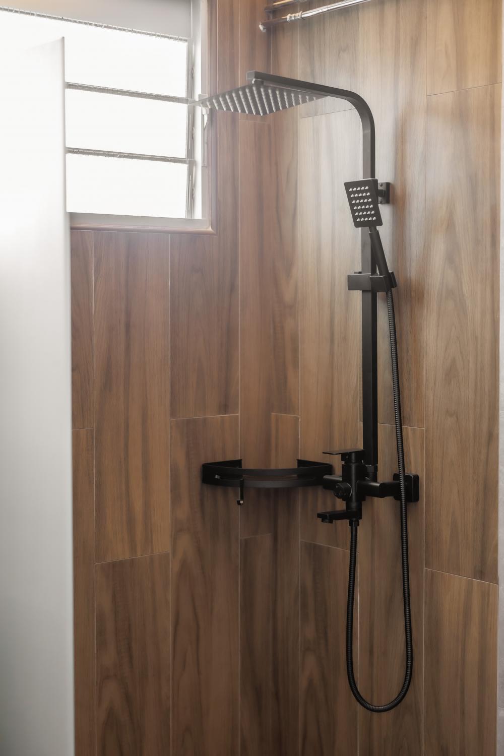 Modern Bathroom with Homogeneous Tiles and Wood Flooring