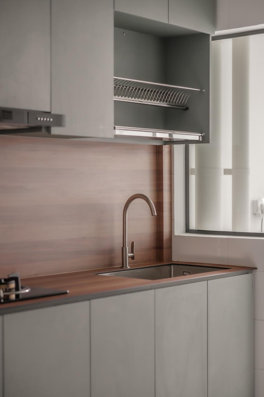 Modern Kitchen with Homogeneous Tiles and Kitchen Window