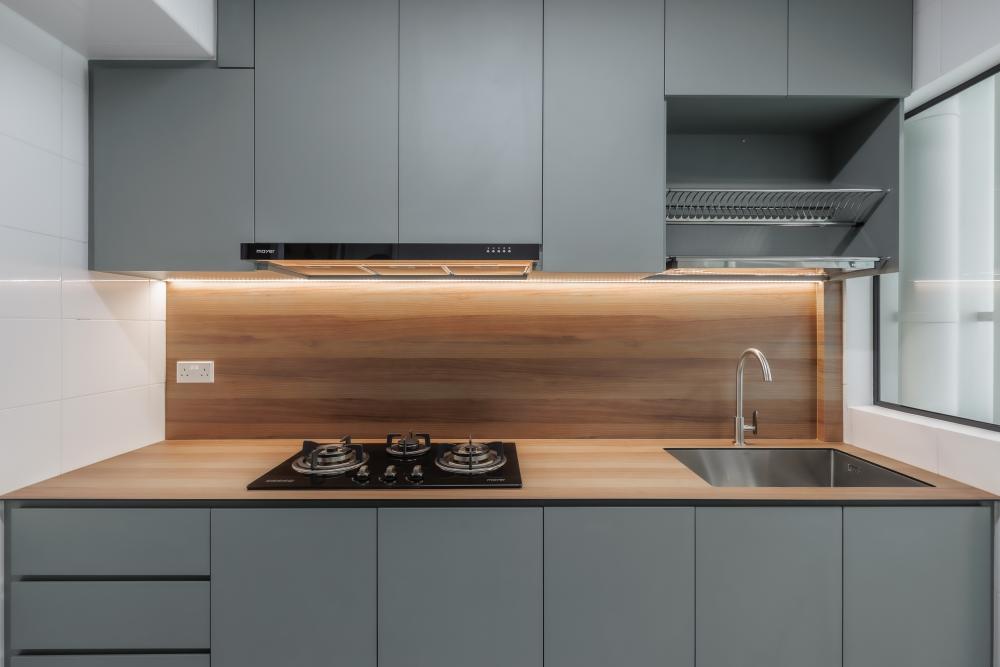Modern Kitchen with Kitchen Backsplash and Kitchen Accessories