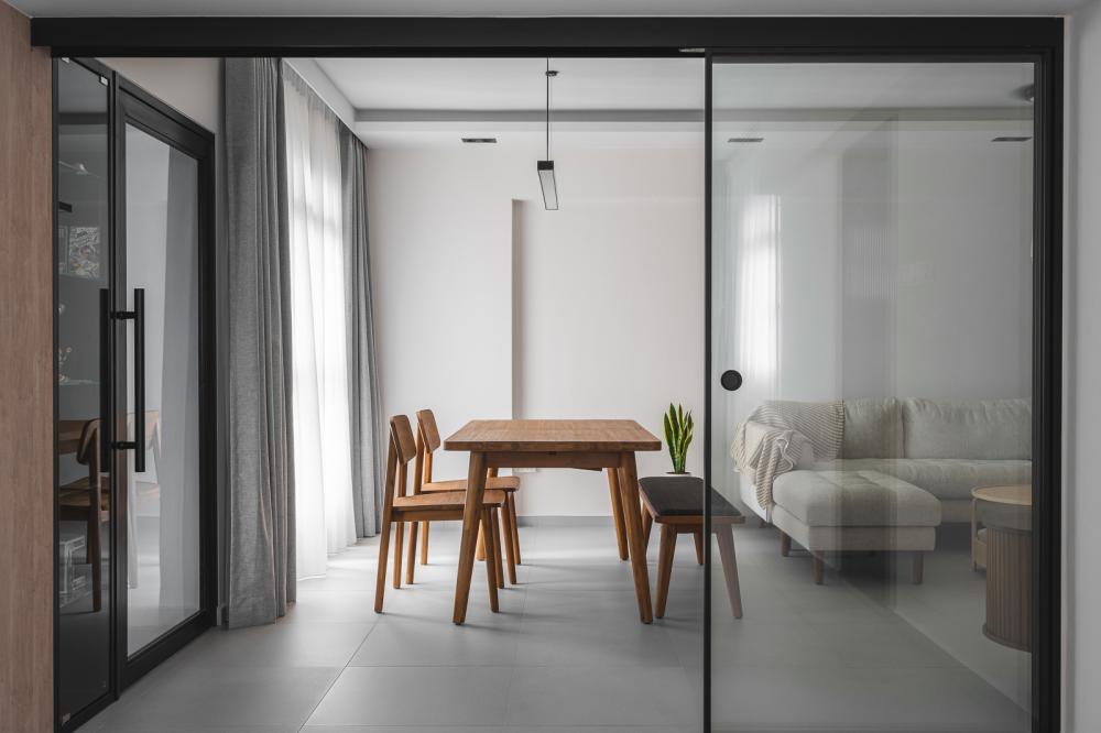 Modern Dining Room with Dining Table and Dining Chairs