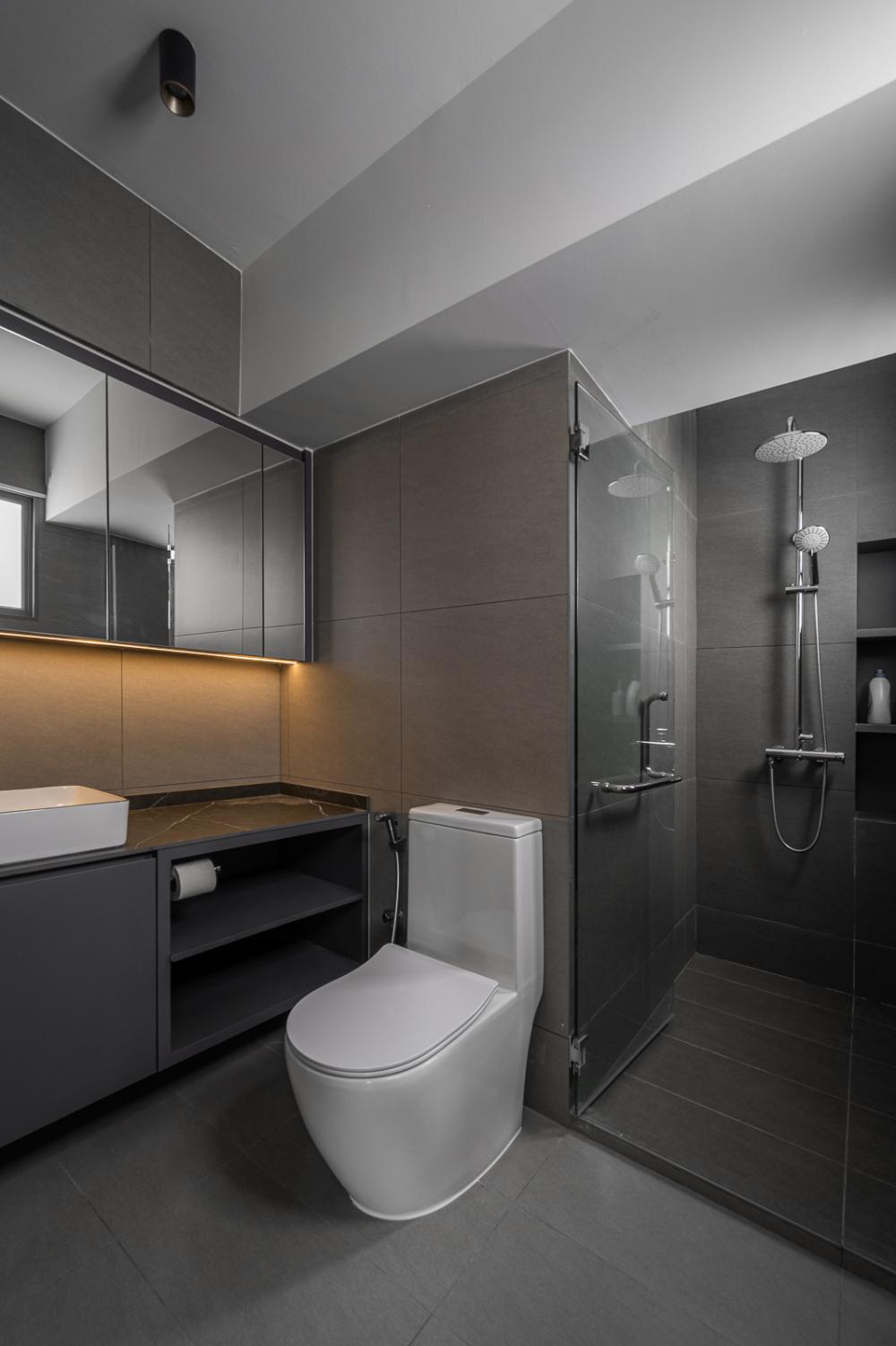 Modern Bathroom with Countertop and Mirror