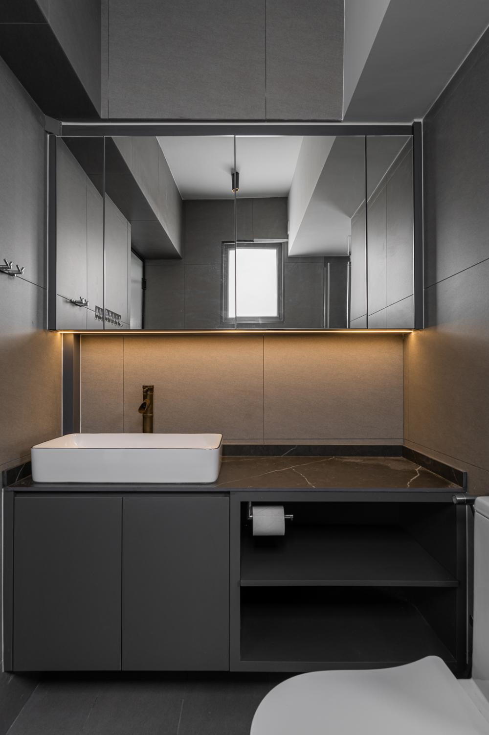 Modern Bathroom with Countertop and Homogeneous Tiles