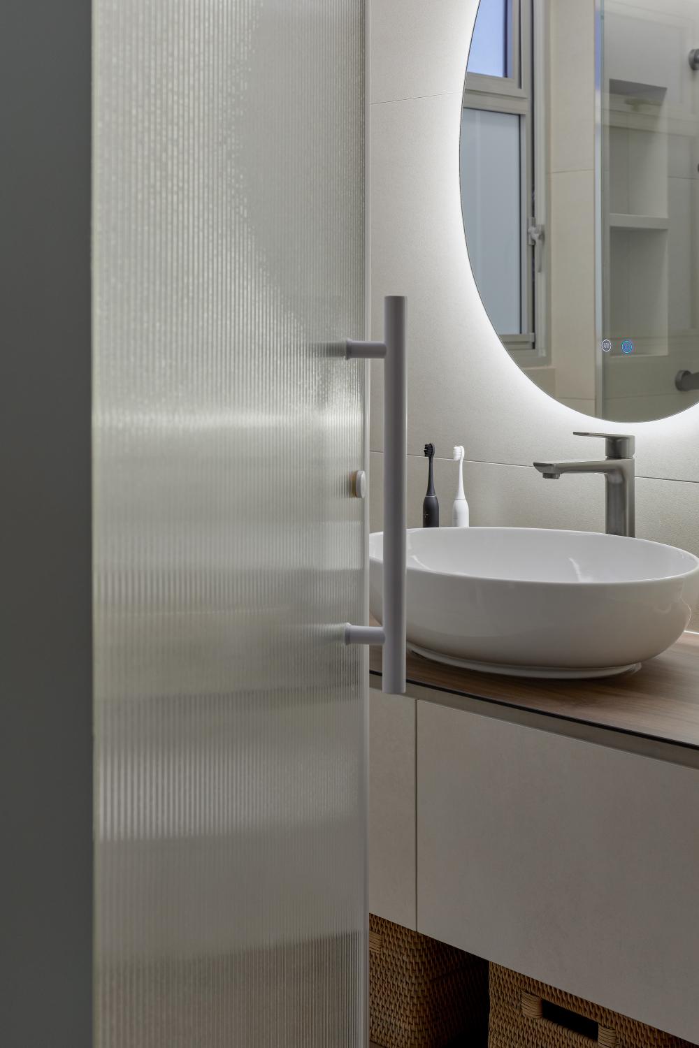 Scandinavian Bathroom with Countertop and Homogeneous Tiles