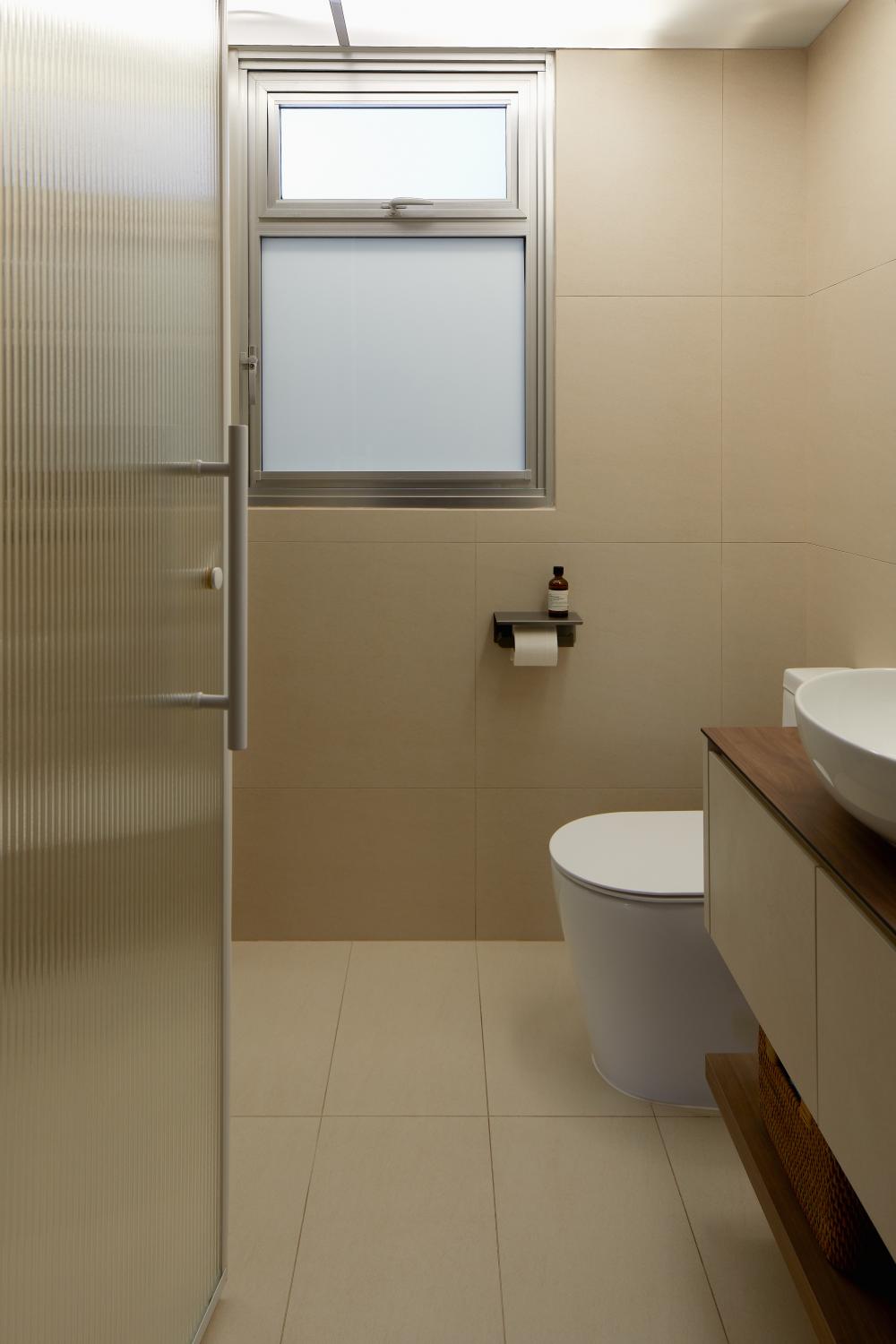 Scandinavian Bathroom with Countertop and Homogeneous Tiles
