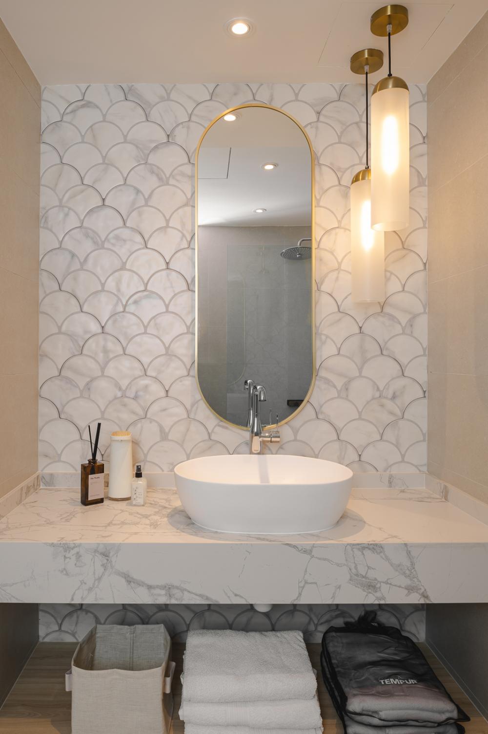 Scandinavian Bathroom with Countertop and Homogeneous Tiles