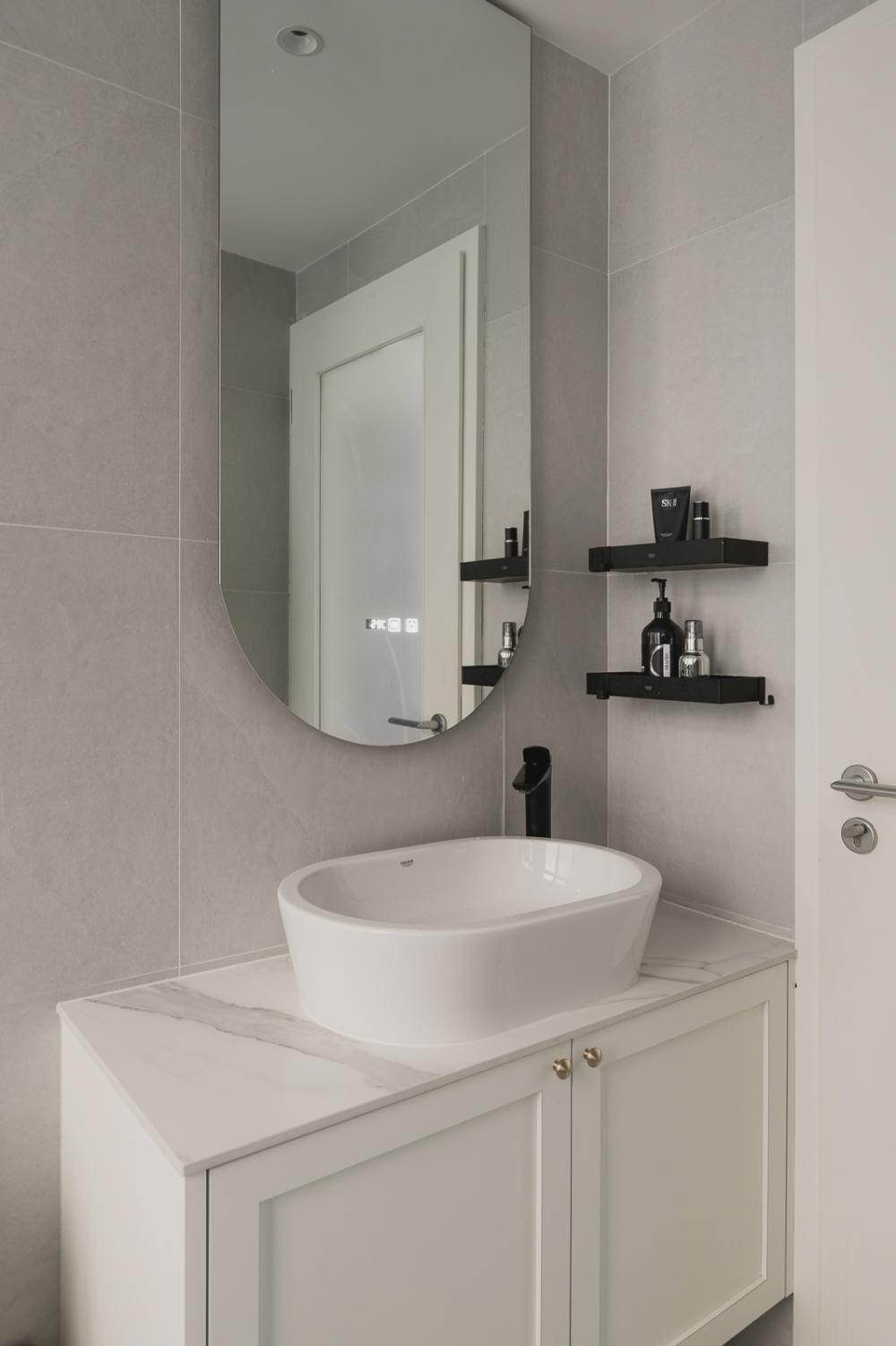 Minimalist Bathroom with Countertop and Homogeneous Tiles
