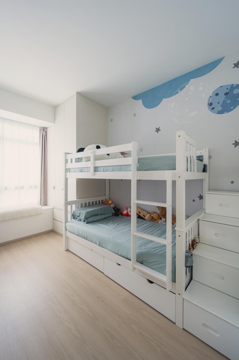 Minimalist Bedroom with Platform Bed and Vinyl Flooring