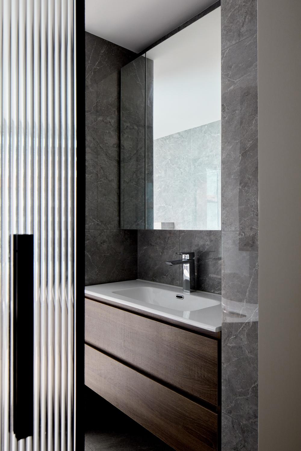 Modern Bathroom with Countertop and Homogeneous Tiles