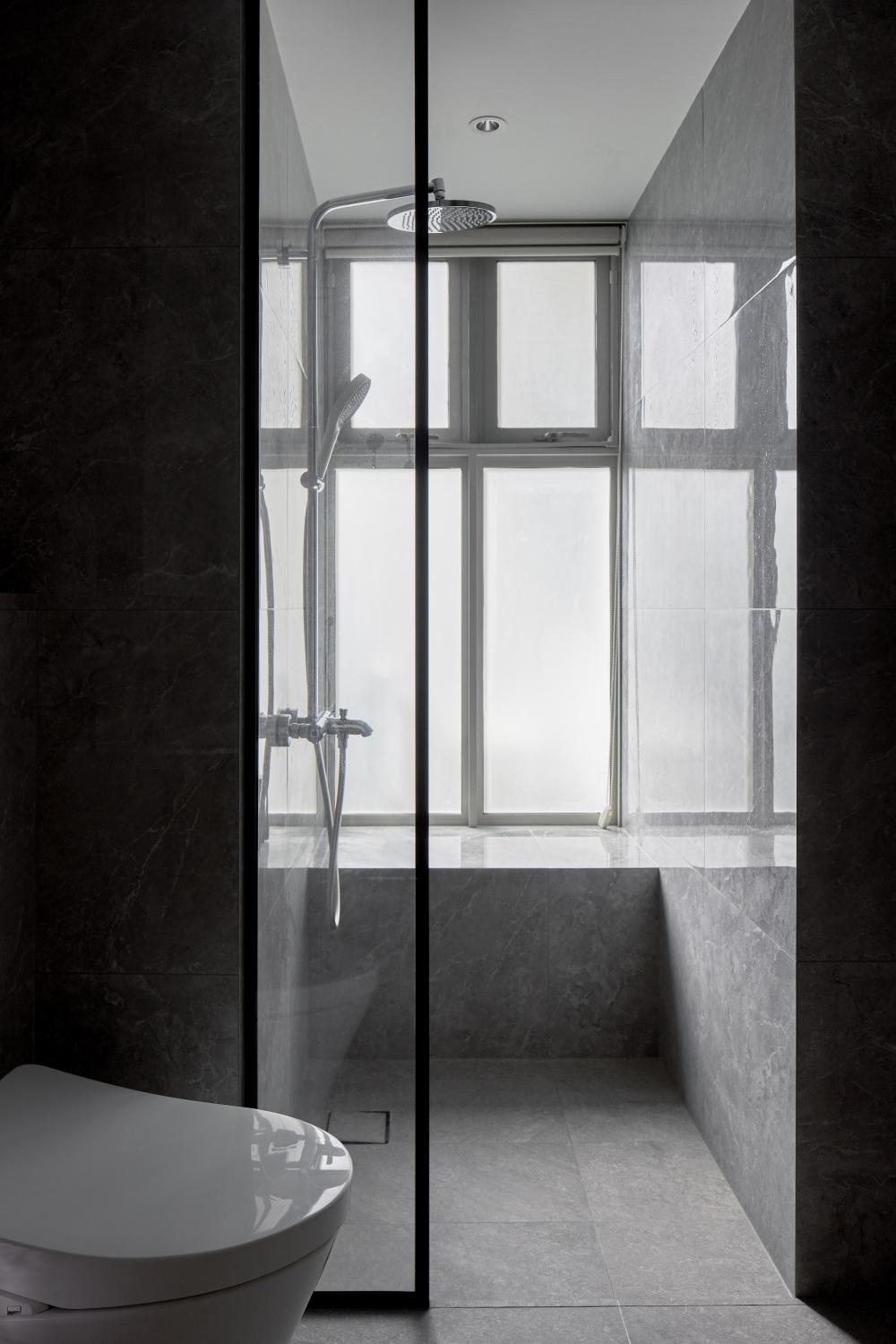 Modern Bathroom with Homogeneous Tiles and Shower Screen